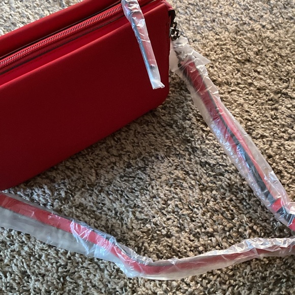 Simply Vera Wang Beautiful Red crossbody and matching wallet NWT - Picture 13 of 16